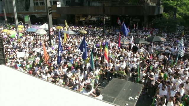 Milleiros de persoas protestaron en distintas cidades do Brasil contra o presidente Bolsonaro