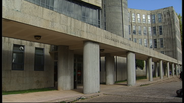 Ratifican a condena a unha nai de Santiago por agredir e insultar unha profesora da filla
