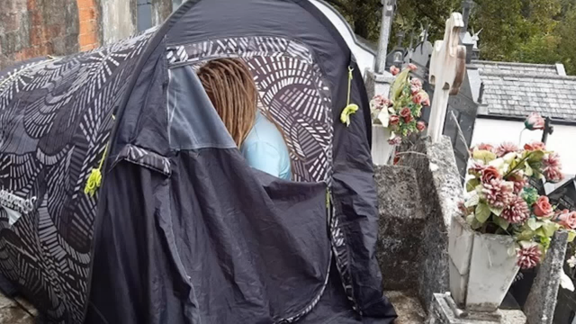 A policía desaloxa unha peregrina alemá que acampara nun nicho do cemiterio de San Lázaro