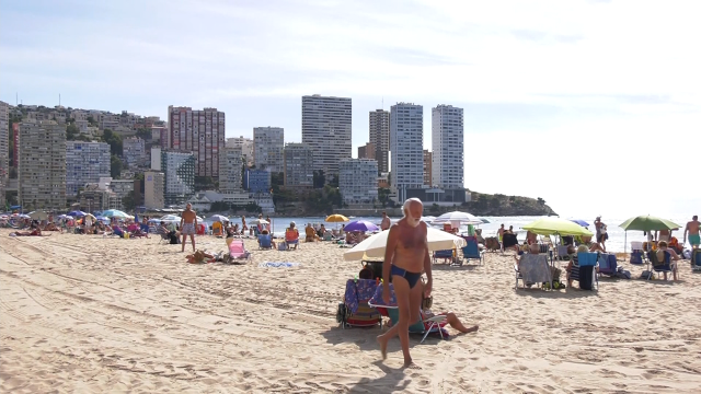 Benidorm, en risco extremo, quintuplica a incidencia media por covid de España