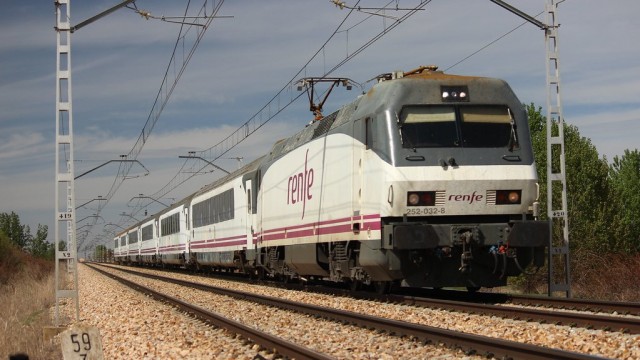 Renfe bloquea a conexión Galicia-País Vasco tras detectar amianto en varios vagóns