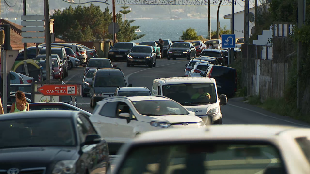 O regreso das praias provoca retencións nas estradas costeiras das Rías Baixas