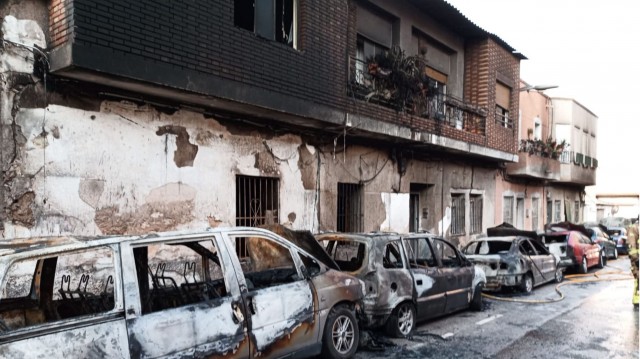 Un home queima a súa casa e sete coches en Murcia