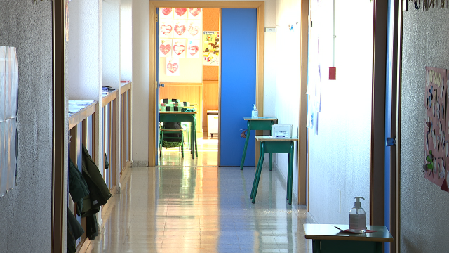 Dispáranse a 2.106 os casos nos colexios e seguen crecendo tamén nas residencias