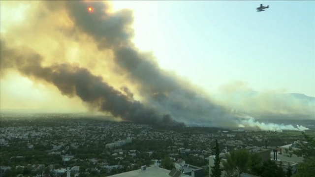 Unha histórica vaga de calor complica os traballos de extinción do lume en Grecia e Turquía