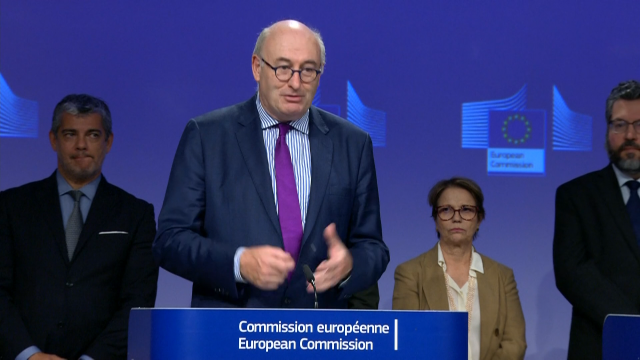Dimite o comisario europeo de Comercio acusado de incumprir as normas sanitarias