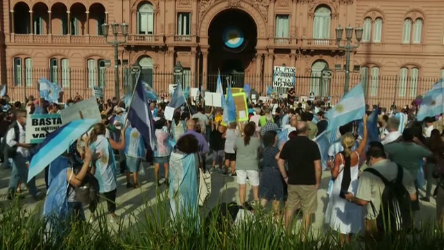 O presidente da Arxentina promete "corrixir erros" tras o escándalo da vacinación VIP