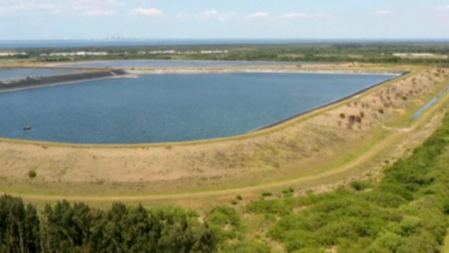 Intensifican o baleirado dun depósito de residuos que ameaza con colapsar na Florida