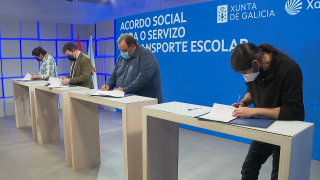 Educación asina un acordo cos sindicatos para mellorar as condicións dos traballadores de transporte escolar