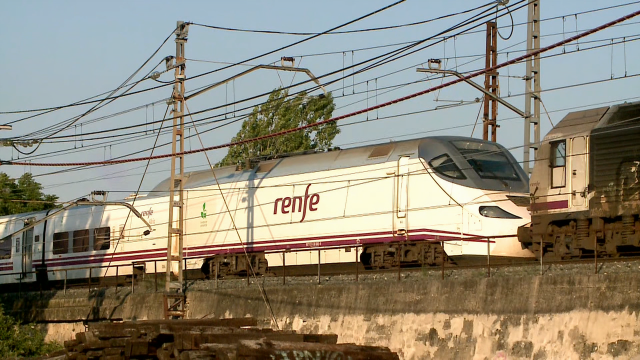 Máis de 200 pasaxeiros, recolocados noutro tren tras catro horas de espera por unha avaría no Alvia entre Barcelona e A Coruña