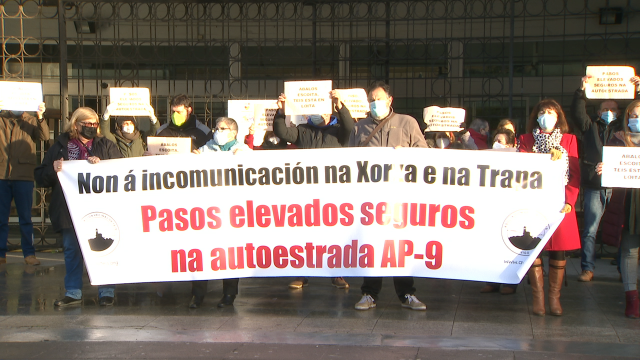 Veciños de Teis protestan polo mal estado dos pasos elevados sobre a AP-9