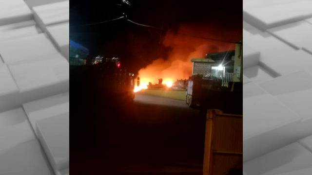 Os bombeiros tardan catro horas en sufocar as lapas nun almacén de ferralla en Poio