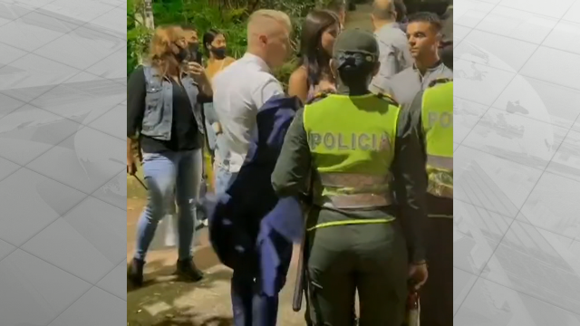 O alcalde de Medellín pide a deportación dun holandés que paseaba unha muller atada cunha cadea