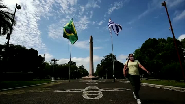 No Brasil rexistráronse máis de 100.000 contaxios nun día e superáronse os 300.000 falecidos pola covid−19