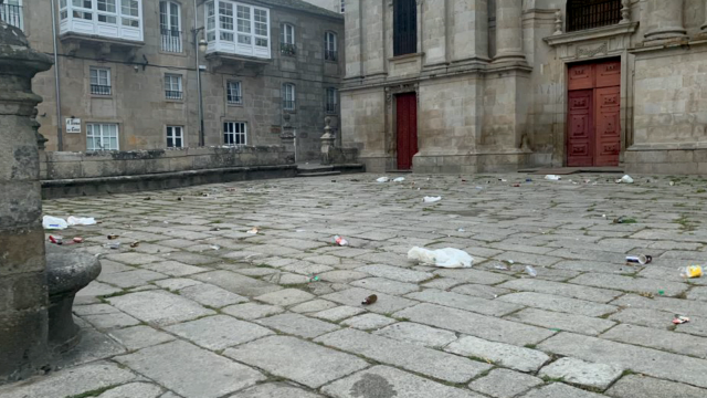 O botellón volve lixar a contorna da catedral de Lugo