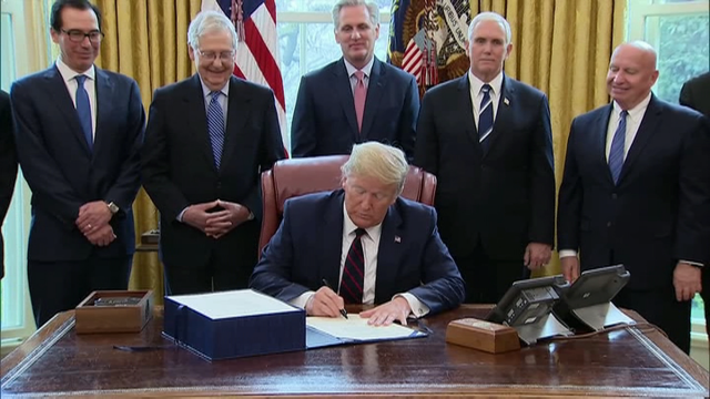 Trump asina un plan de choque de dous billóns de dólares o día en que os EUA superan os 100.000 casos