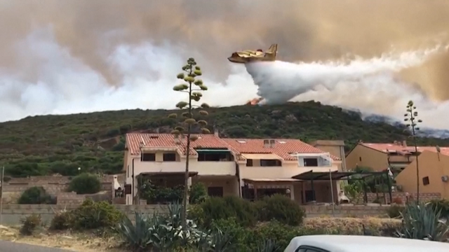Un grande incendio en Sardeña ameaza vivendas e negocios