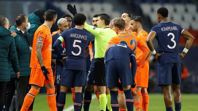 O Istambul retírase do partido contra o PSG tras denunciar un insulto racista do cuarto árbitro