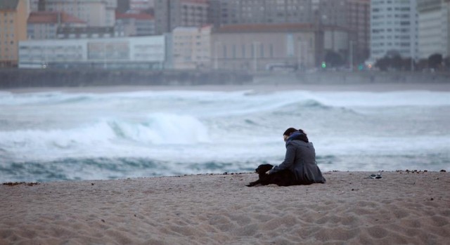 Aviso laranxa na costa da Coruña por fortes ventos e ondada este luns