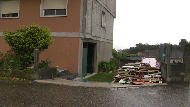 O vento arrinca a sobrecuberta de paneis dunha casa en Poio