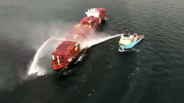 Extinguido o lume nun portacontedores con produtos perigosos na costa do Canadá