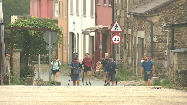 Máis dun milleiro de peregrinos selaron a compostela este domingo