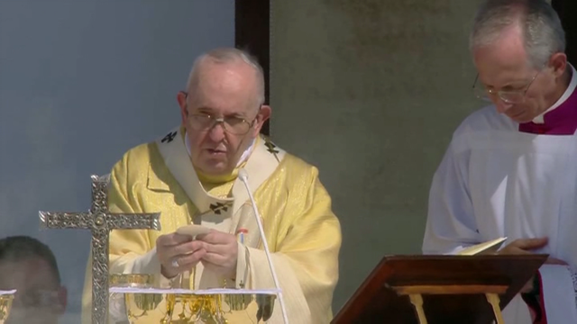 O Papa lanza unha mensaxe de apertura en Hungría