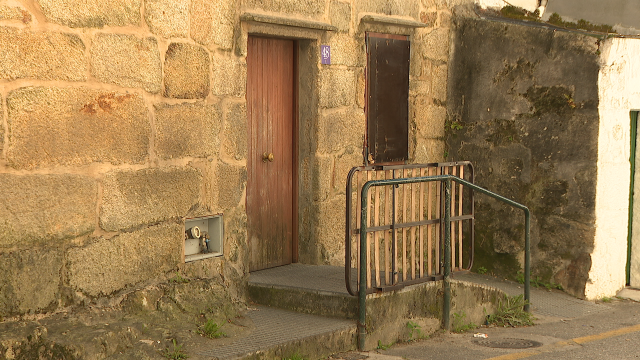 Os ocupantes dunha vivenda en Cangas volven forzar a pechadura despois de que a cambiara o Concello