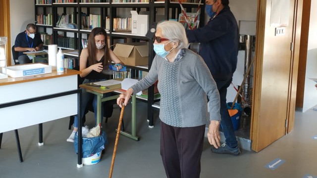 A primeira votante de Pontedeva foi unha muller de 99 anos