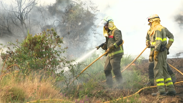 Segue activo o incendio de Lobios que leva queimadas 420 hectáreas no Xurés