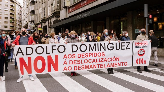 Os traballadores de Adolfo Domínguez protestan na rúa contra o ere da téxtil
