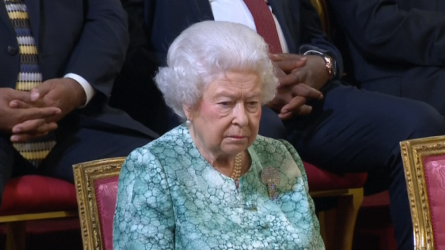 O Reino Unido celebra os 94 anos da raíña Isabel II sen salvas
