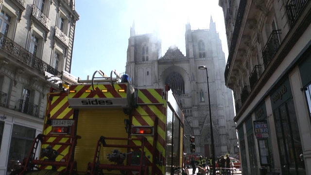 Asasinan un sacerdote en Francia e entrégase polo crime o acusado do incendio da catedral de Nantes