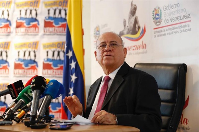 Catro detidos no rexistro do despacho do ex-embaixador en Venezuela por branqueo