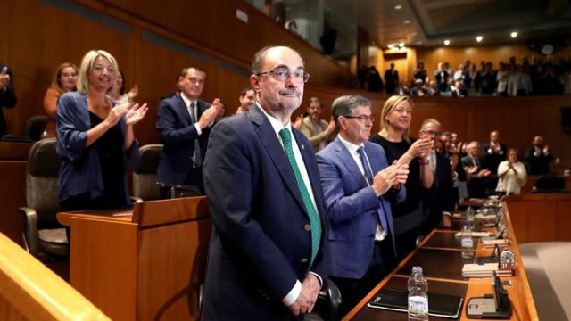O apoio de cinco partidos permítelle ao socialista Lambán ser elixido presidente de Aragón
