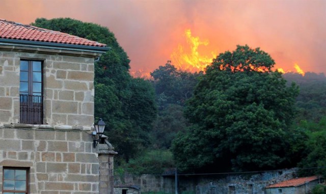Controlado o incendio próximo ao mosteiro de Montefaro, en Ares