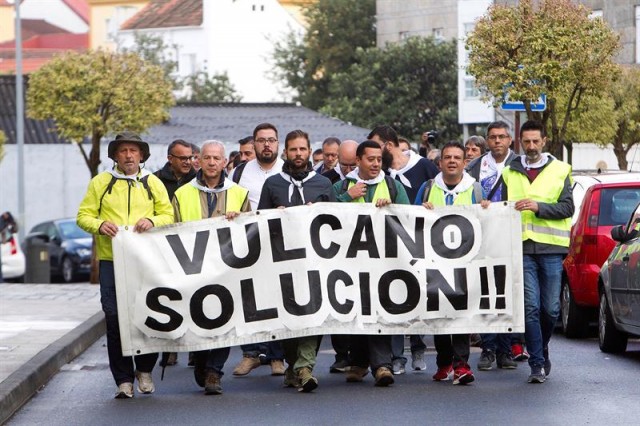 Traballadores de Vulcano peregrinan a Santiago para denunciar o "abandono" da Xunta