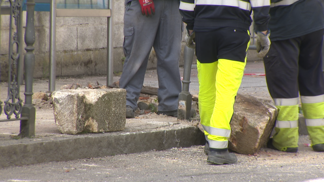 Cae parte dunha cornixa en Verín despois de que un camión tirara cuns cables