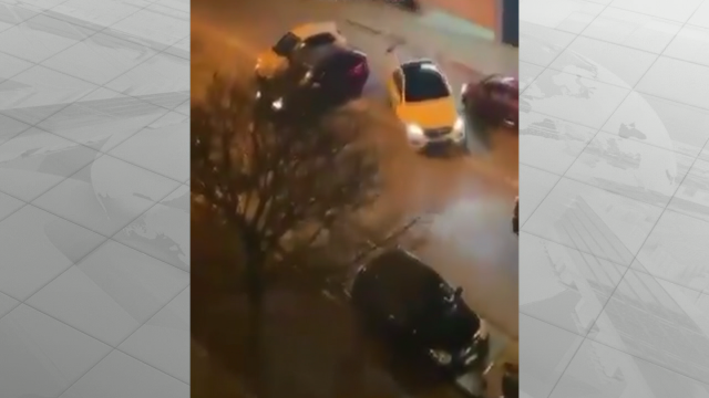 Rouban tres coches de gama alta en Cerdanyola del Vallés á vista dos veciños