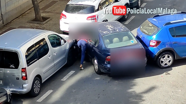 Rouba un coche en Málaga, estraga seis vehículos aparcados e marcha a pé do lugar