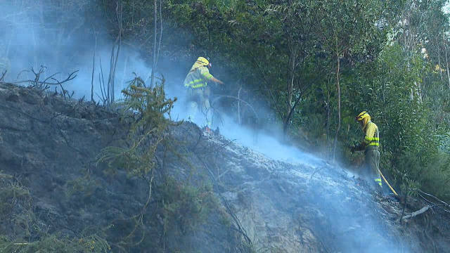 Extinguido o incendio forestal de Vilar de Barrio tras calcinar 27 hectáreas