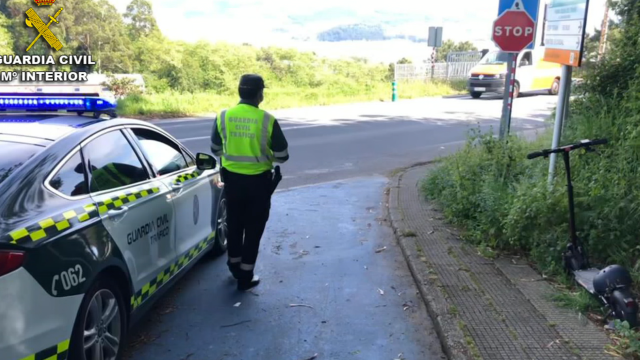 A Garda Civil intercepta o condutor dun patinete que deu positivo na proba de drogas