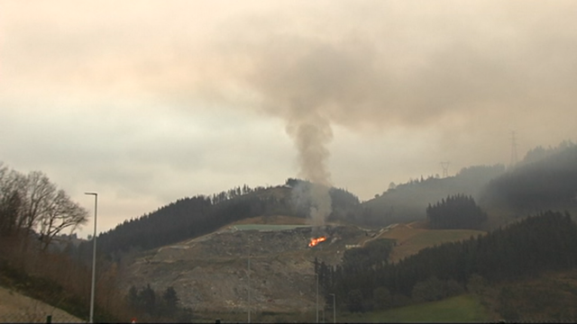 Controlan os incendios que se reactivaran no vertedoiro de Zaldibar