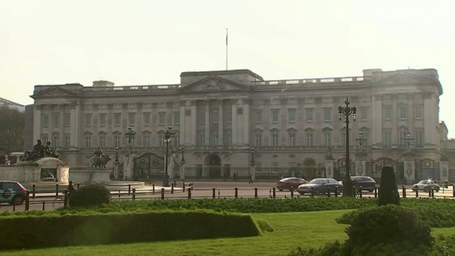 A familia real británica, "triste" polos duques de Sussex e "preocupada" polo racismo