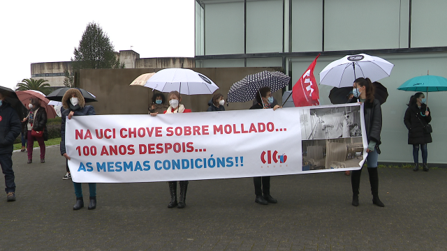 Os traballadores da UCI do CHUS protestan ante a Consellería de Sanidade