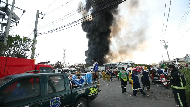 Morre un bombeiro tras a explosión dunha fábrica de químicos en Bangkok