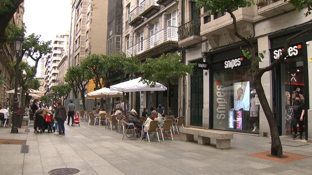 Cae bébedo dende un balcón, fere dúas persoas nunha terraza e di que quería voar