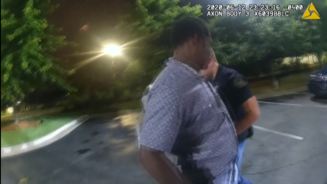 Dimite a xefa de Policía de Atlanta tras a morte doutro mozo negro por disparos dun axente branco