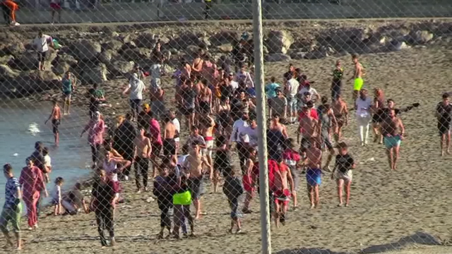 España comeza a repatriar os 800 menores que chegaron a Ceuta en maio