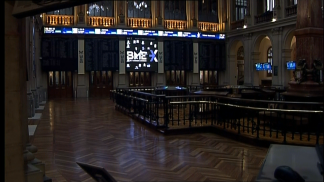 O IBEX rebota case un 4% este luns